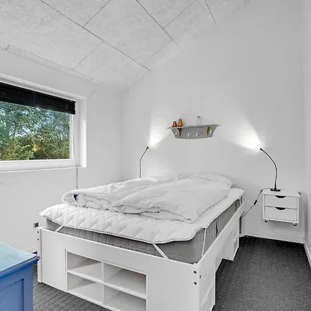 4 Bedroom Awesome In Сasa de vacaciones Vinderup