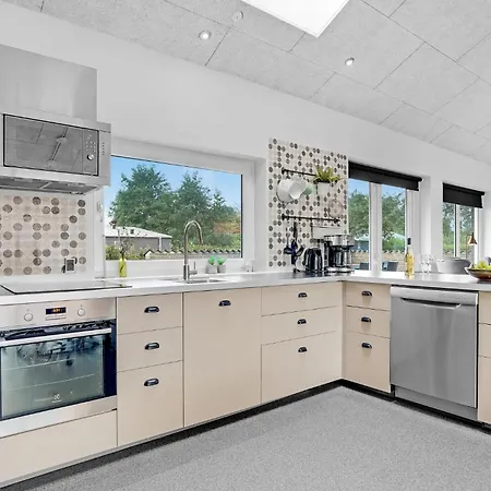 4 Bedroom Awesome In *